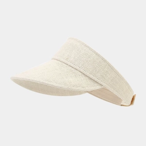 Detalle de sombrero de sol tejido con ala ancha y cierre de velcro en color beige
