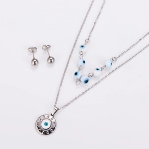 Vue macro du collier œil maléfique en argent et boucles d'oreilles clous assorties