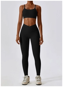 Détail de l'ensemble de yoga noir côtelé avec taille en V et brassière de sport
