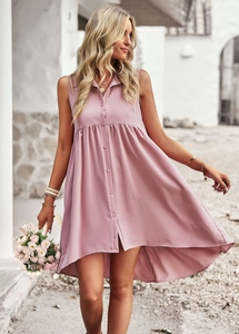 Détail de la robe rose sans manches avec boutonnage devant et ourlet asymétrique fendu