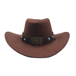 Détail d'un chapeau de cowboy en feutre marron avec boucle étoile et clous turquoise