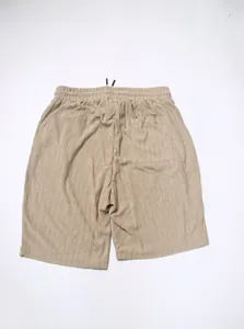 Dettaglio di pantaloncini testurizzati kaki con vita elastica a coulisse e tasca