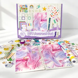 Detailansicht DIY-Tagebuch-Set mit violettem Marmor-Notizbuch und über 100 Stickern