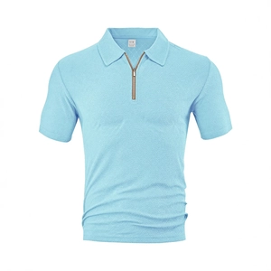 Polo homme bleu clair à manches courtes avec col zippé et texture gaufrée gaufrée