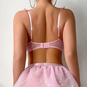 Ensemble de lingerie en satin rose avec bordure en dentelle et jupe en tulle, vue de dos