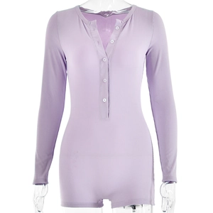 Tutina a maniche lunghe in maglia a costine con scollo a V e bottoni in viola chiaro