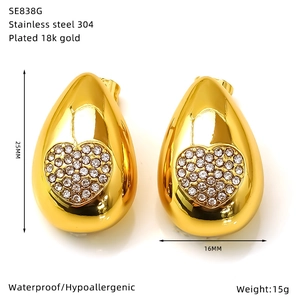 Détails des boucles d'oreilles goutte en acier plaqué or 18k avec cristal en cœur