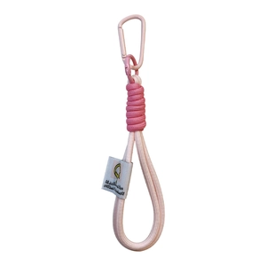 Portachiavi in corda intrecciata colorata con moschettone rosa su uno sfondo bianco pulito