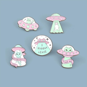 Détails d'un lot de broches en émail aux motifs de chats de l'espace et soucoupes UFO