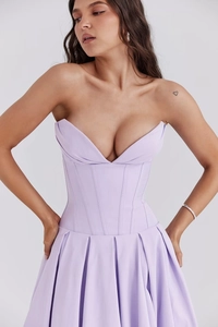 Detalle del vestido corsé morado sin tirantes con varillas y textura de falda plisada
