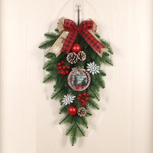 Couronne de Noël en pin avec signe Holly, nœud à carreaux, baies rouges et pommes de pin