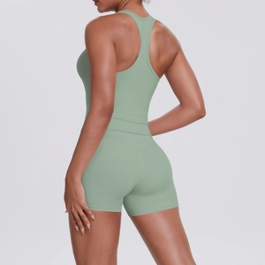 Vue arrière de l'ensemble de sport vert Morandi avec débardeur et short sur mannequin