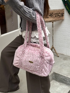 Gros plan du sac cabas en peluche léopard rose avec une texture douce en fausse fourrure