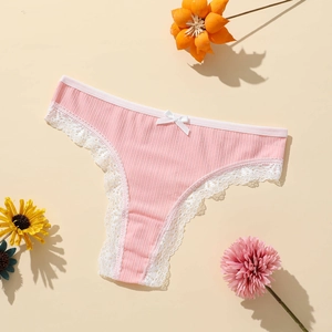 Tanga rose à côtes avec bordure en dentelle blanche et nœud sur fond floral