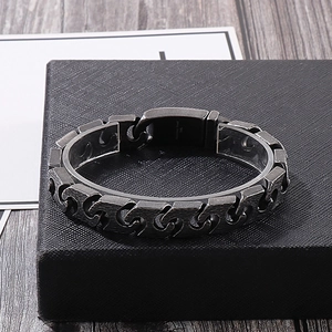 Détail macro du bracelet en acier inoxydable noir vintage pour homme avec fermoir