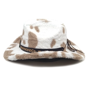Dettaglio del cappello da cowboy in ecopelliccia muccata con cinturino marrone intrecciato