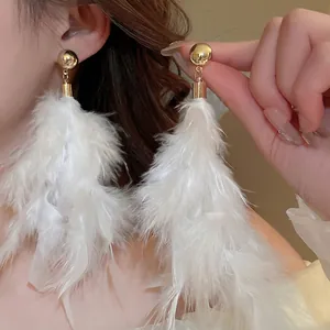 Elegante Ohrringe mit großen weißen Federn und goldenen Metallsteckern für Damen