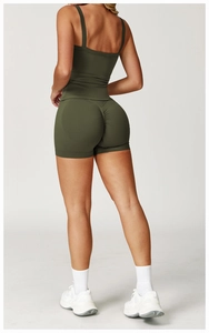 Detail der Scrunch-Naht an der hochtaillierten olivgrünen Yoga-Shorts Rückansicht