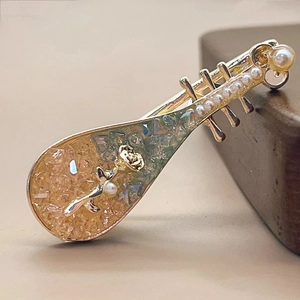 Barrette élégante style luth chinois avec rose dorée et perles sur support bois