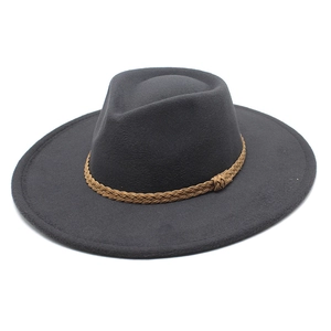 Dettaglio di cappello in feltro grigio con fascia decorativa in corda intrecciata marrone