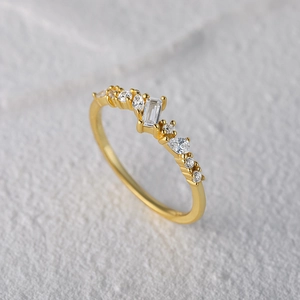 Detail of gold-plated S925 silver ring featuring emerald and pear-cut zircon stones