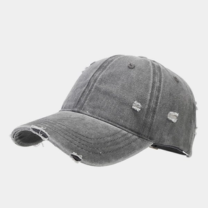 Dettaglio del cappello da baseball grigio scuro lavato con bordi sfilacciati vintage