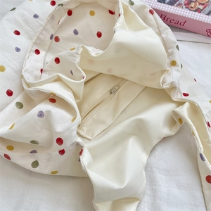 Détail du sac cabas en toile à pois colorés avec une poche intérieure zippée pour la sécurité