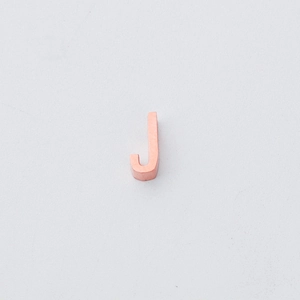 Detail van een roségouden alfabetkraal letter J met een gat van 1,8 mm voor sieraden