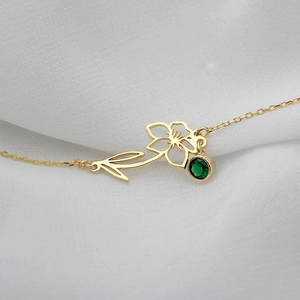 Vintage floral pendant bracelet with gold hollow flower and green round zircon gemstone