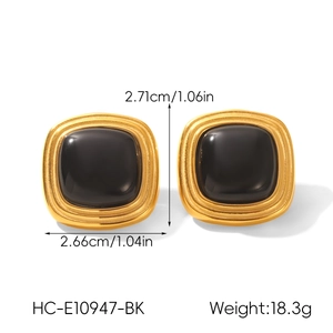 Detailed size and weight view of square gold vintage earrings with black gemstone