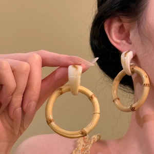 Orecchini a cerchio in resina e bambù con finitura crema effetto marmo da donna
