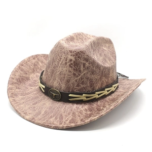 Détail du chapeau de cow-boy en daim vintage avec texture marbrée et boucle tête de taureau
