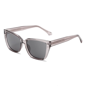Occhiali da sole squadrati oversize con montatura grigio fumo trasparente e lenti grigie