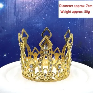 Dettaglio corona dorata con strass, diametro di 7 cm e peso di 50 g per bambine e spose