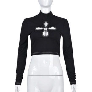 Schwarzes Damen-Crop-Top mit Blumenausschnitt, Metallring und weißen Kontrastnähten