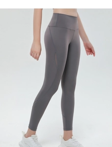 Dettaglio dei pantaloni da yoga a vita alta con patchwork in mesh traspirante grigio scuro
