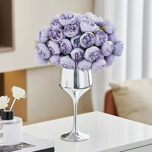 Jarrón de copa plateado moderno con rosas púrpuras para decoración de salón de lujo