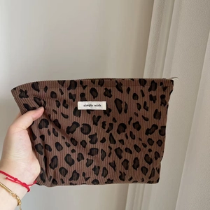 Détail de la trousse en velours côtelé léopard avec étiquette simple wish tissée