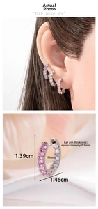 Détails des créoles avec zircons colorés, dimensions et rendu porté sur l'oreille