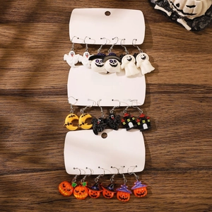 Halloween hars oorbellen set met pompoengeesten en vleermuizen op houten achtergrond