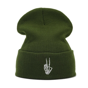 Bonnet en tricot vert foncé avec broderie main de squelette signe de paix blanc