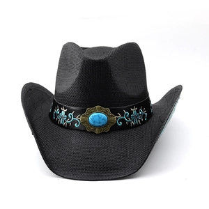 Détail d'un chapeau de cow-boy noir avec pierre turquoise bleue et broderies florales