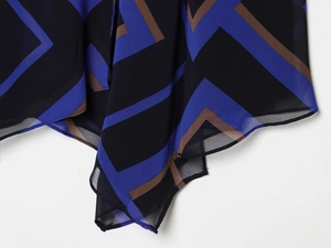 Dettaglio del tessuto in chiffon a righe geometriche blu e caffè con cuciture rifinite