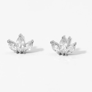 Boucles d'oreilles lotus en acier inoxydable argenté avec trois zircons marquises