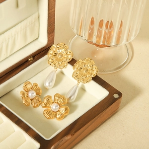 French style 18k gold flower pearl earrings in a wooden jewelry box luxury set