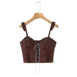 Detailaufnahme des braunen Spitzen-Camisoles mit blauer Schleife und Frontknöpfen