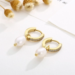 Détail de boucles d'oreilles en or 18K avec perles d'eau douce et pavé de zircons