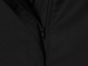 Gros plan sur la fermeture éclair en métal et la texture du tissu de ce pantalon noir