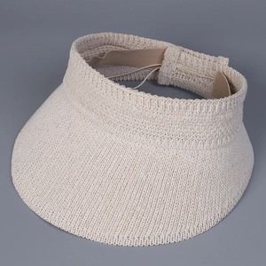 Détail de la visière en maille beige montrant le tissage respirant et la sangle élastique