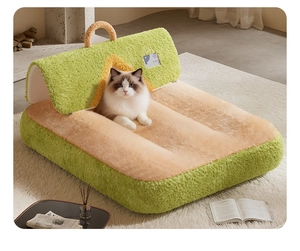 Detail van het pluche kattenbed met groene overkapping en zachte fleece textuur